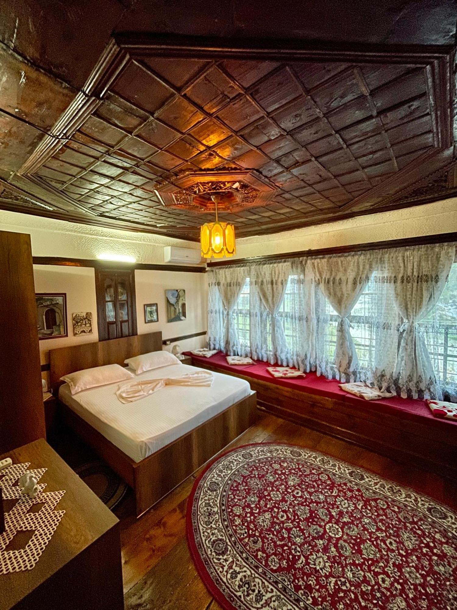 Restaurant & Guest House Semani Берат Екстериор снимка