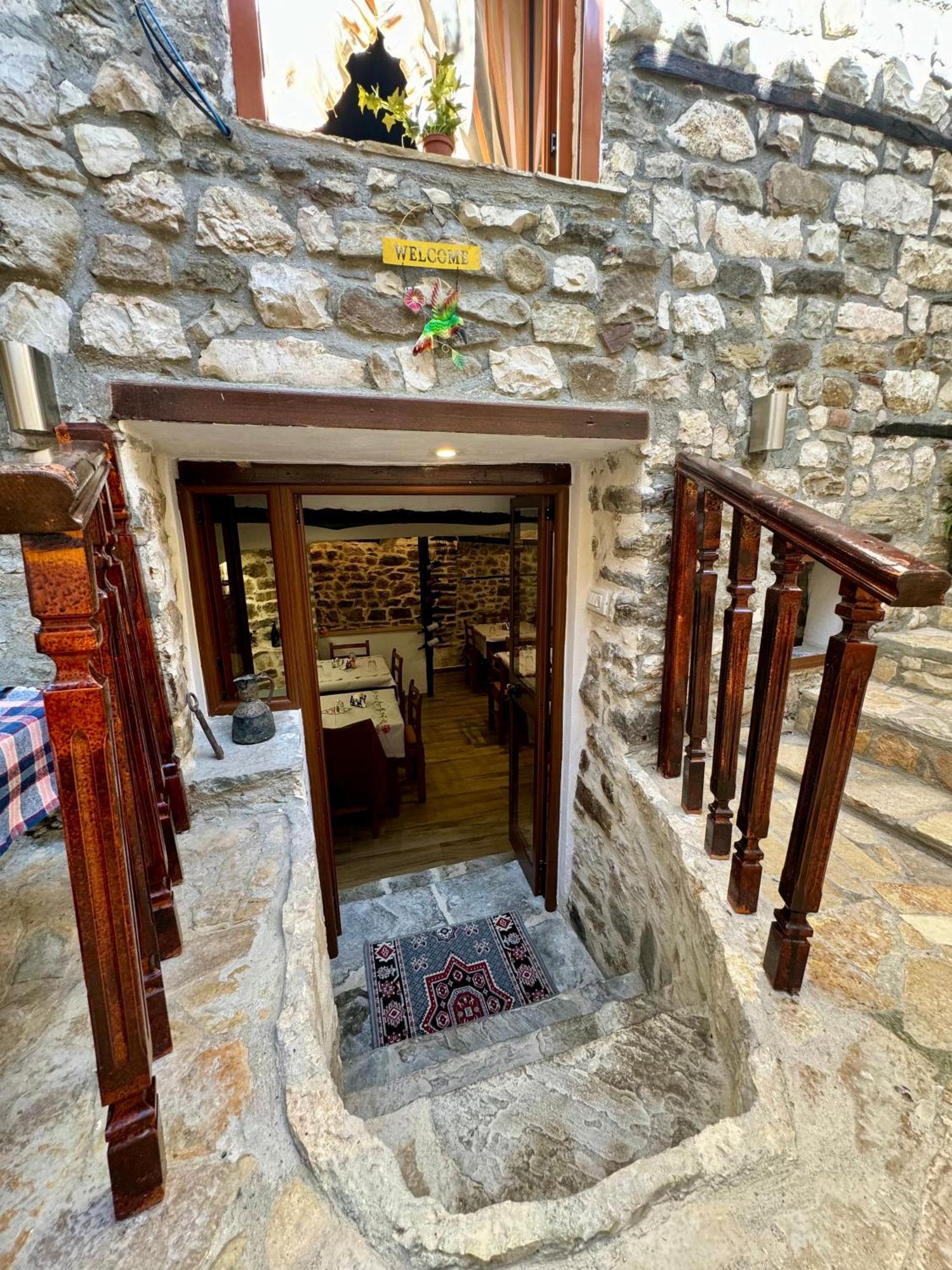 Restaurant & Guest House Semani Берат Екстериор снимка