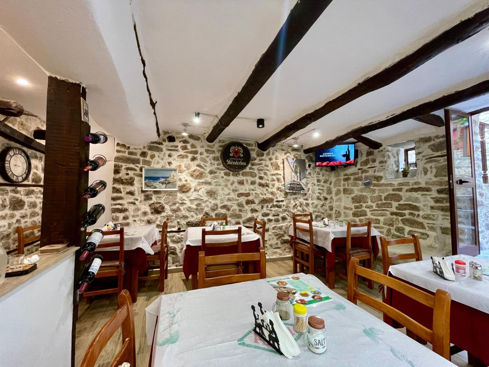 Restaurant & Guest House Semani Берат Екстериор снимка