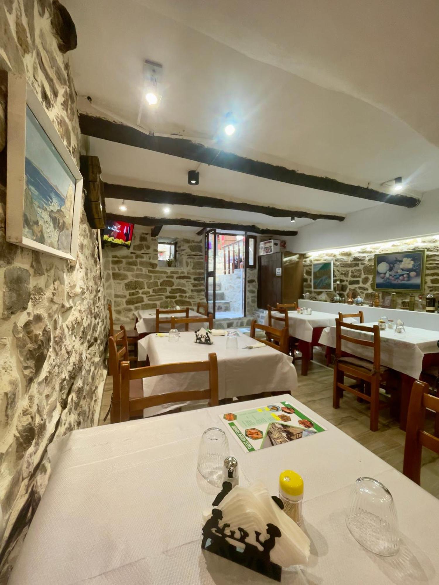 Restaurant & Guest House Semani Берат Екстериор снимка
