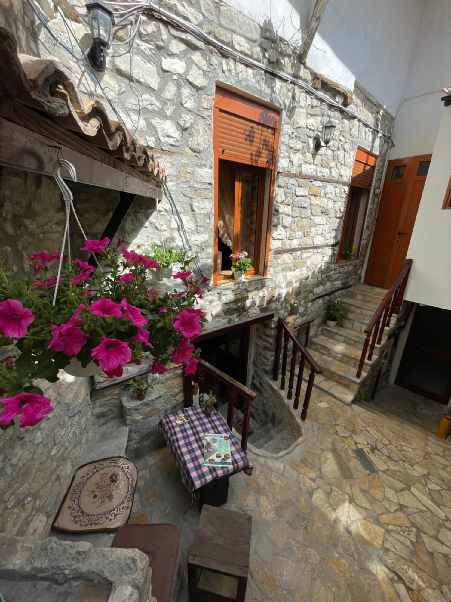 Restaurant & Guest House Semani Берат Екстериор снимка