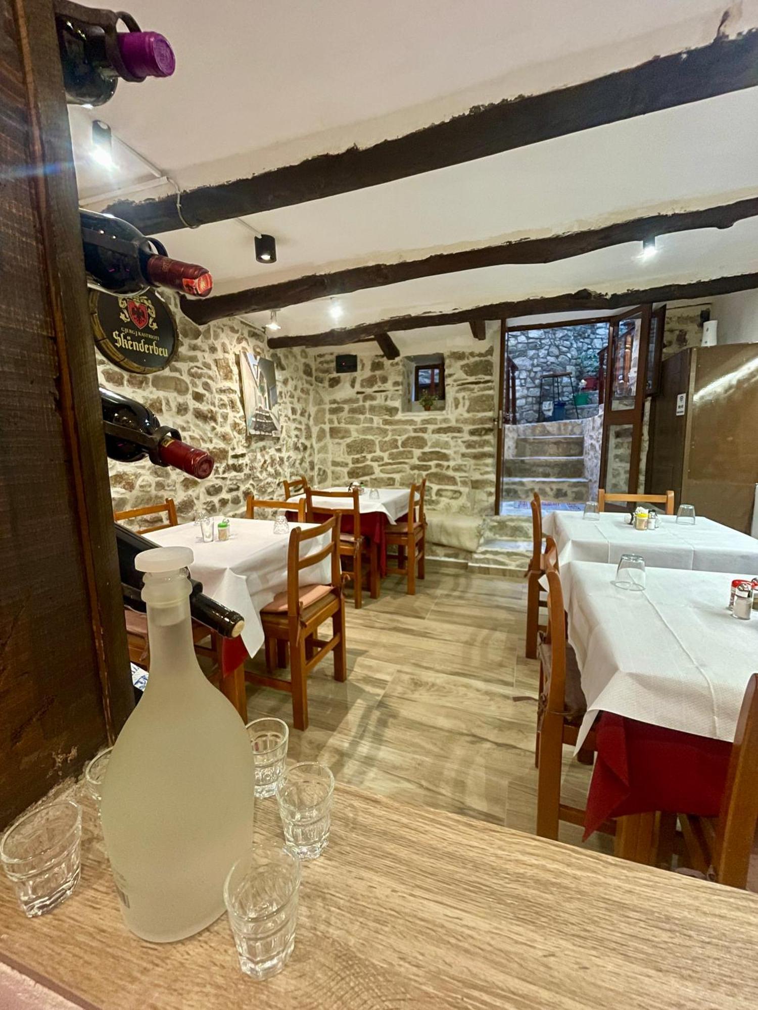 Restaurant & Guest House Semani Берат Екстериор снимка