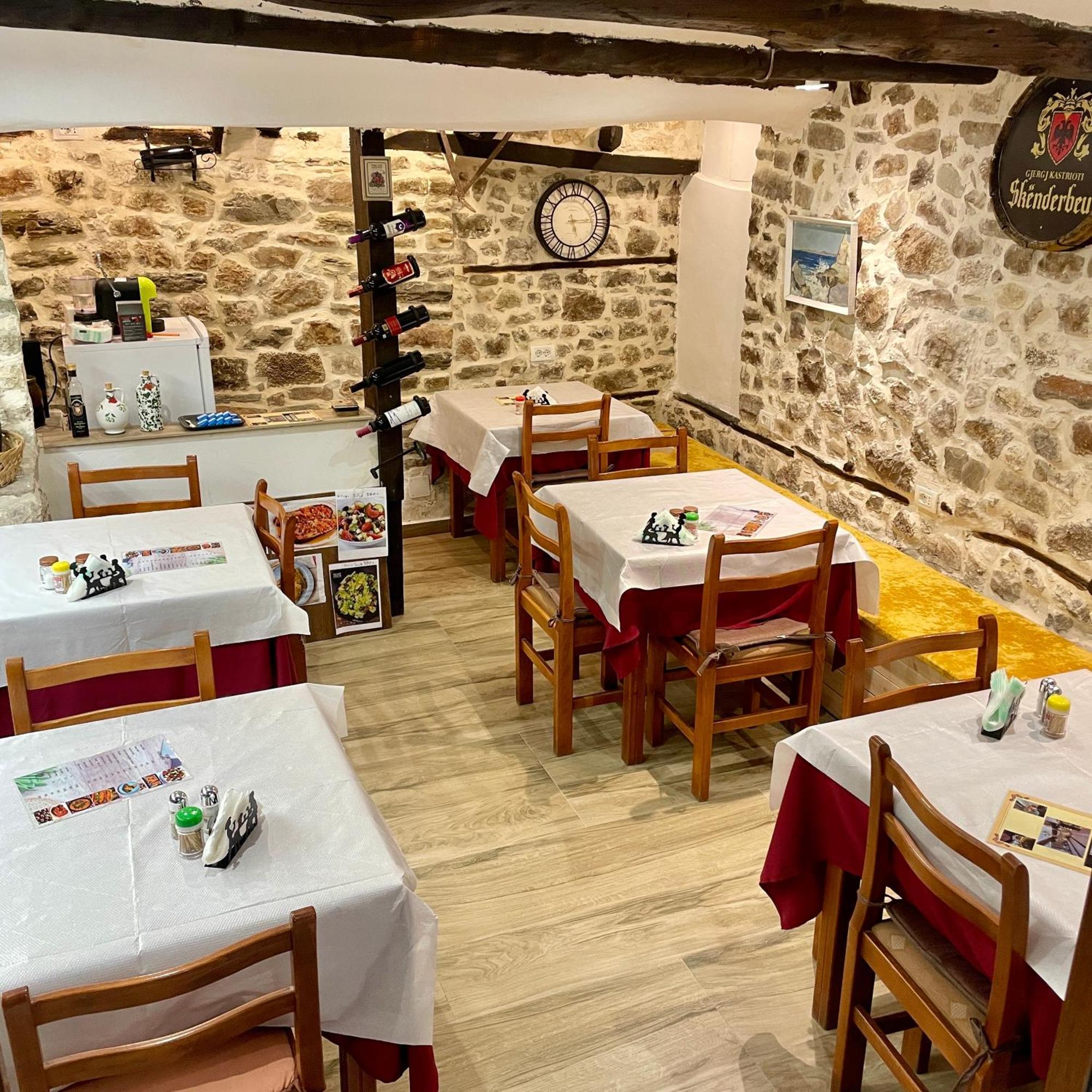 Restaurant & Guest House Semani Берат Екстериор снимка