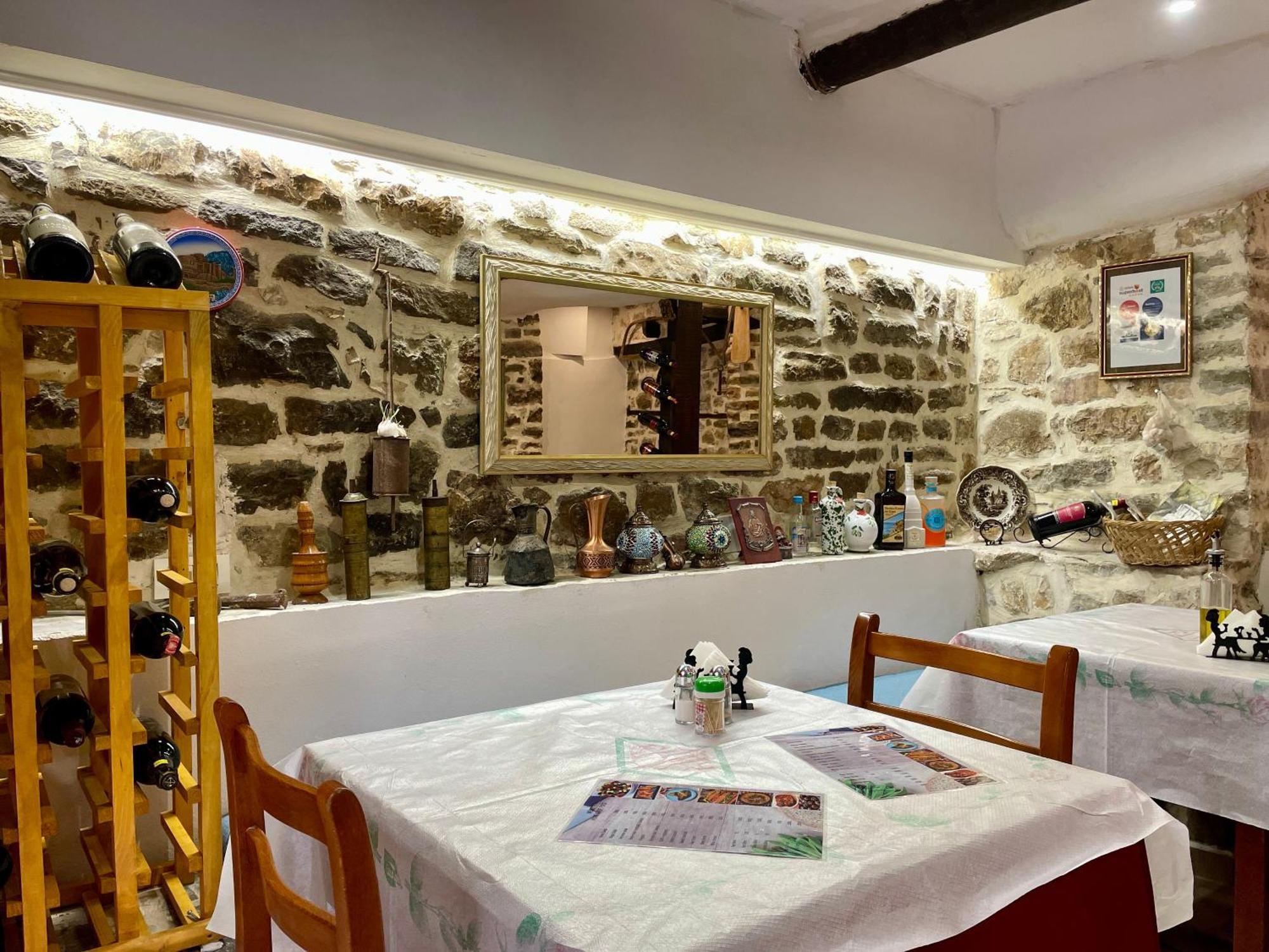 Restaurant & Guest House Semani Берат Екстериор снимка