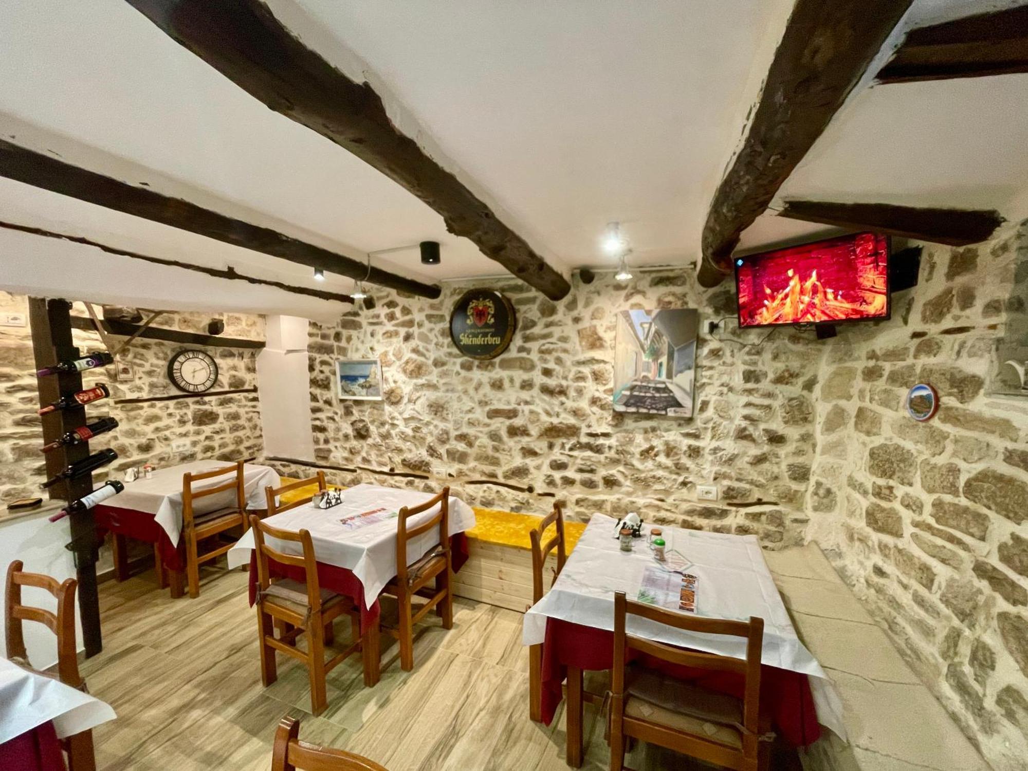 Restaurant & Guest House Semani Берат Екстериор снимка