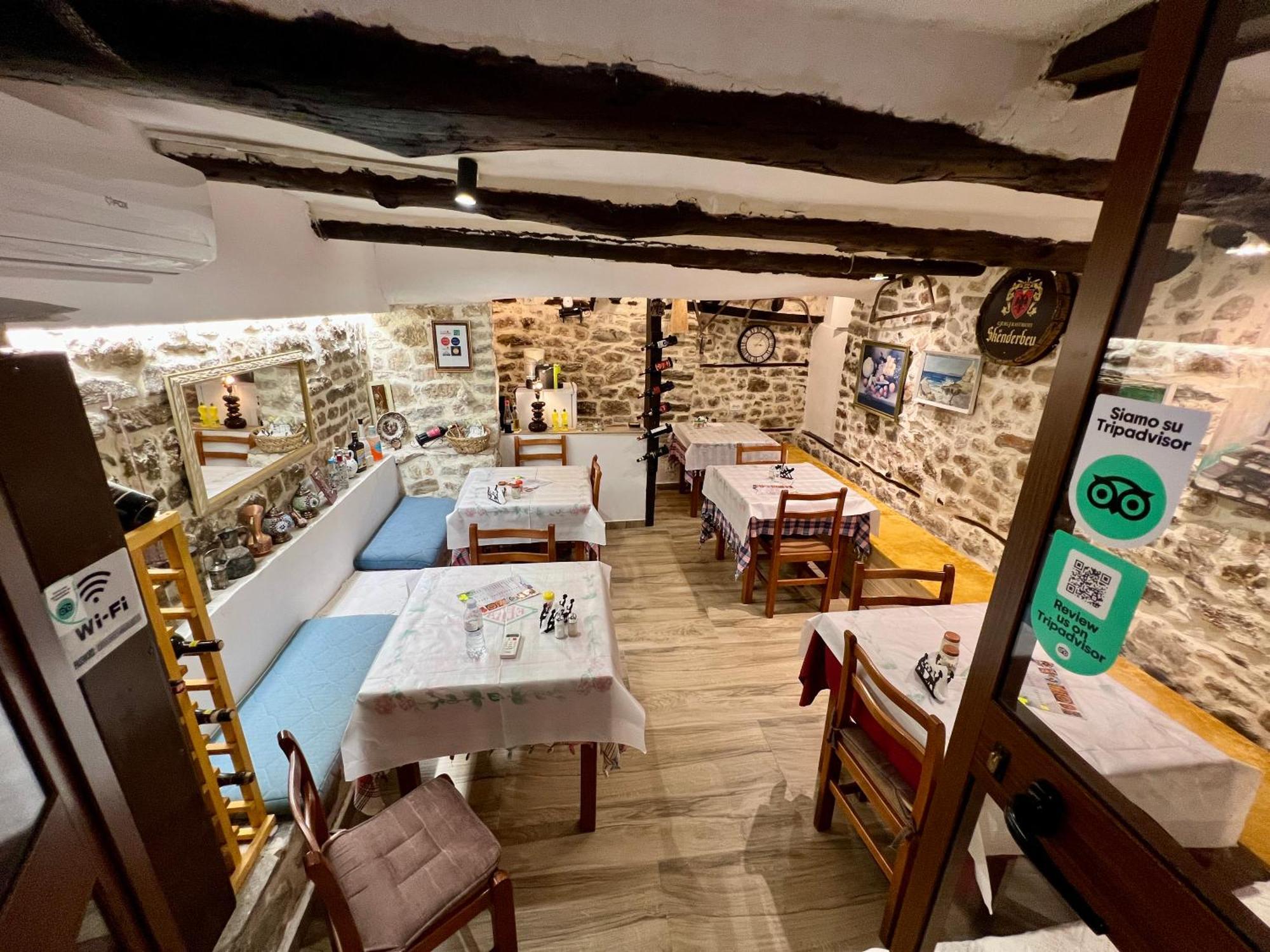 Restaurant & Guest House Semani Берат Екстериор снимка